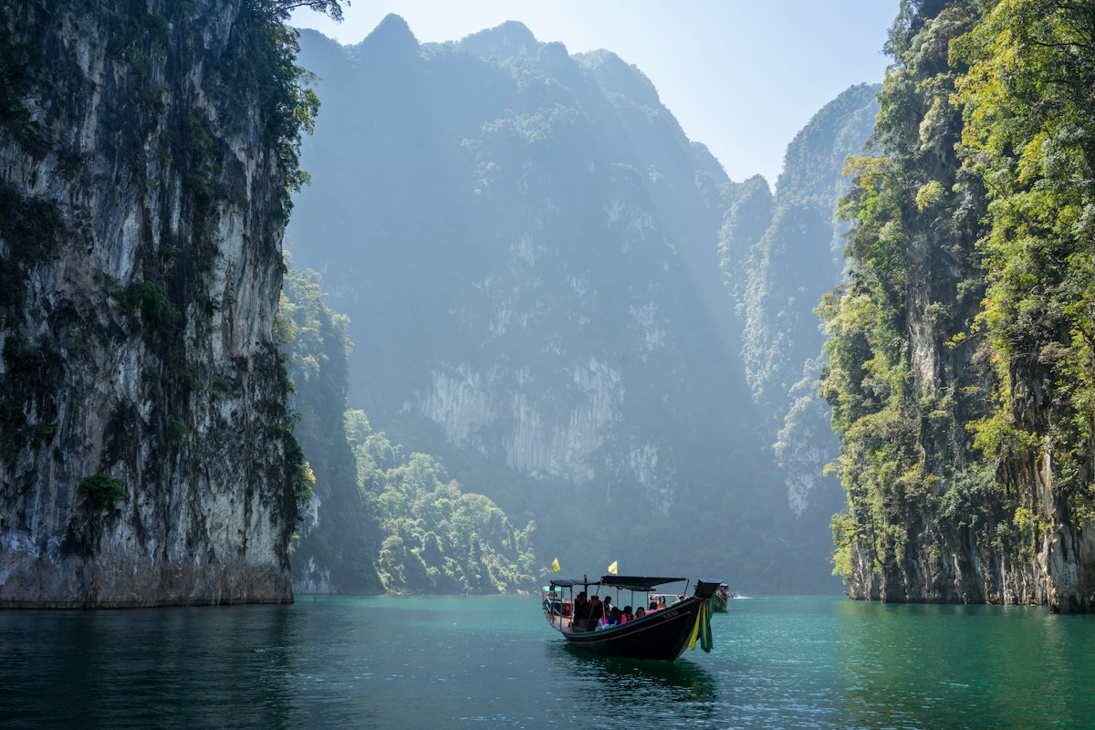 ภาพประกอบทะเลสาบและภูเขาหินปูนเขาสก